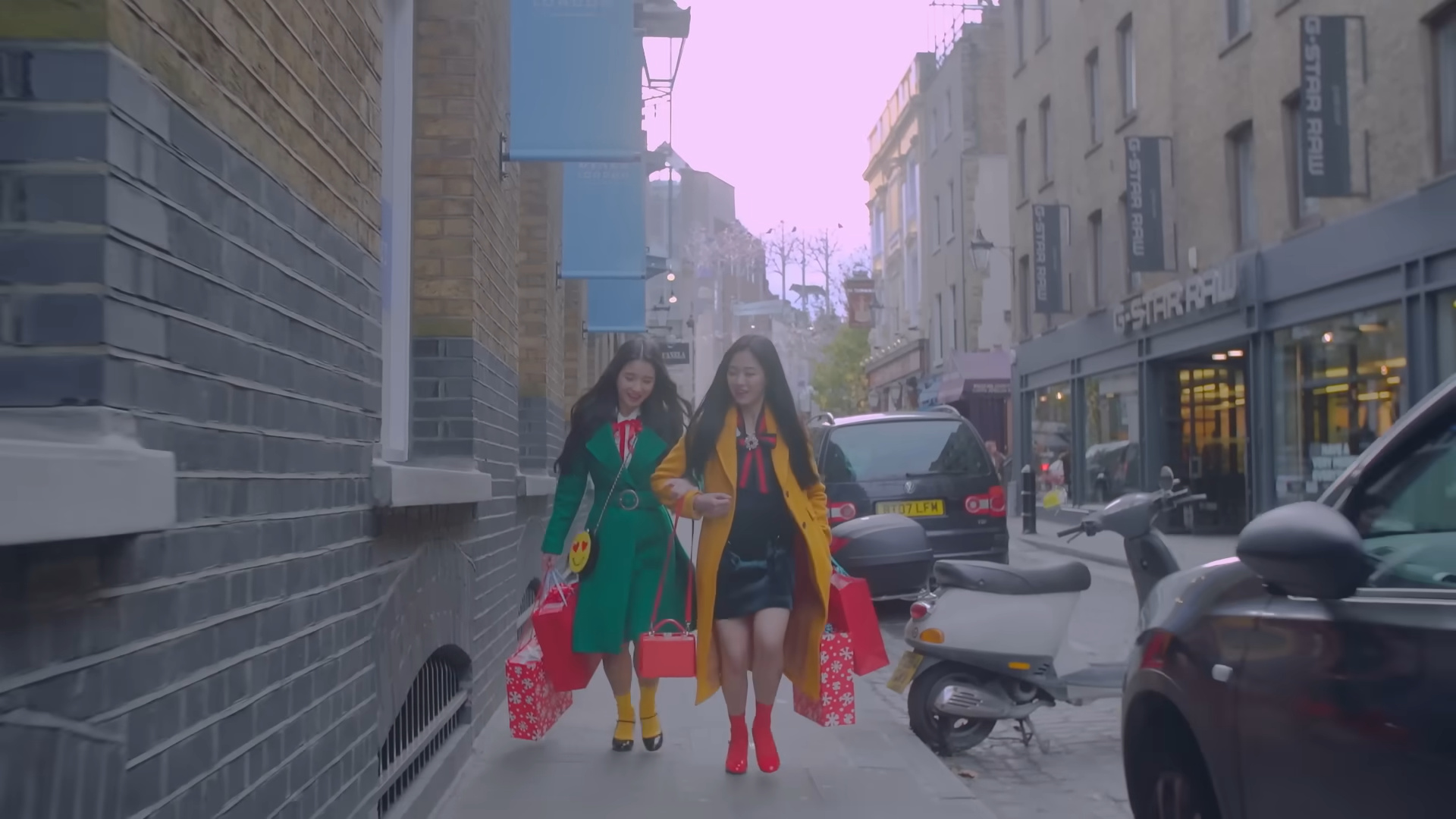 Heejin and Hyunjin running together.